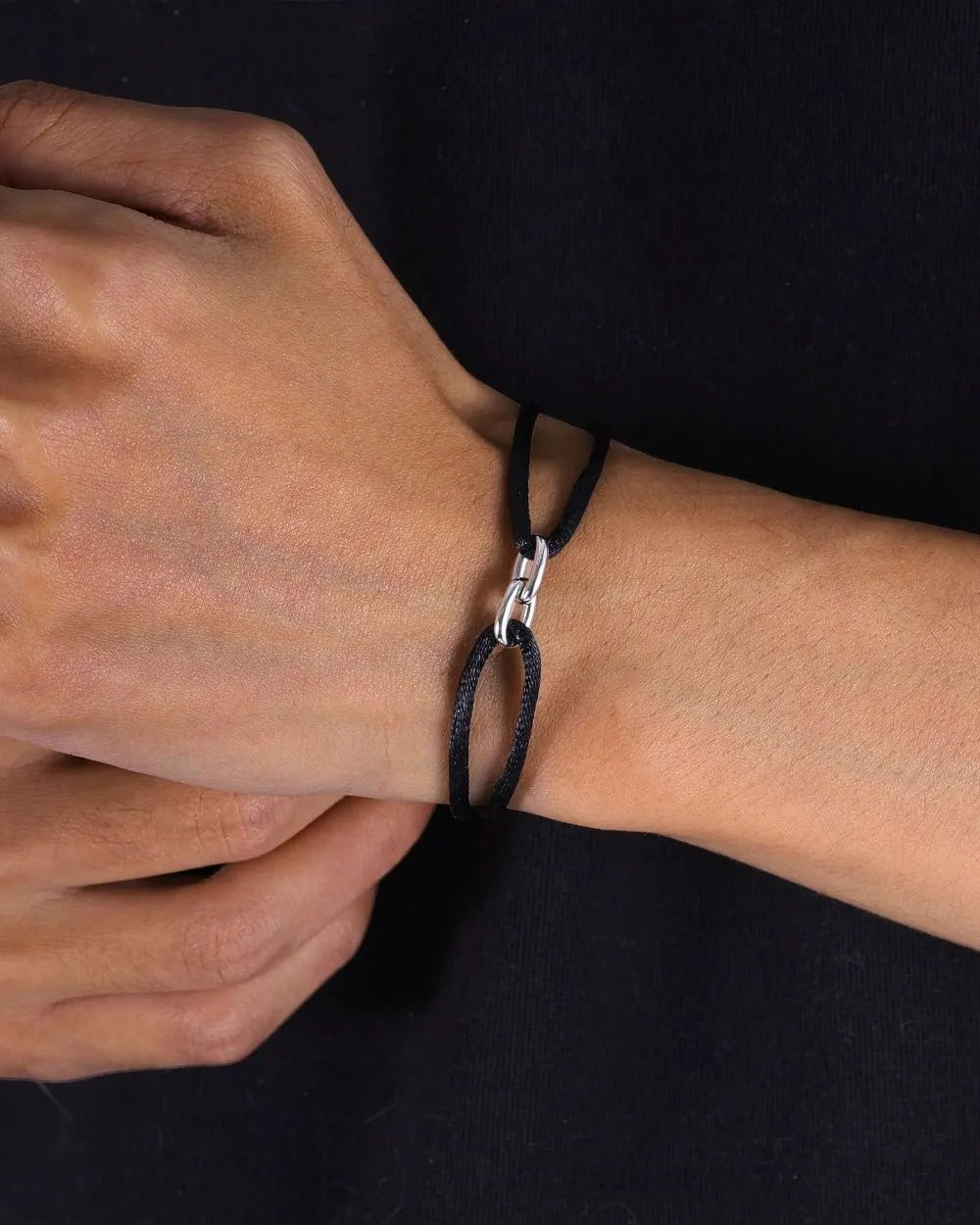 OVAL LINK CORD BRACELET.