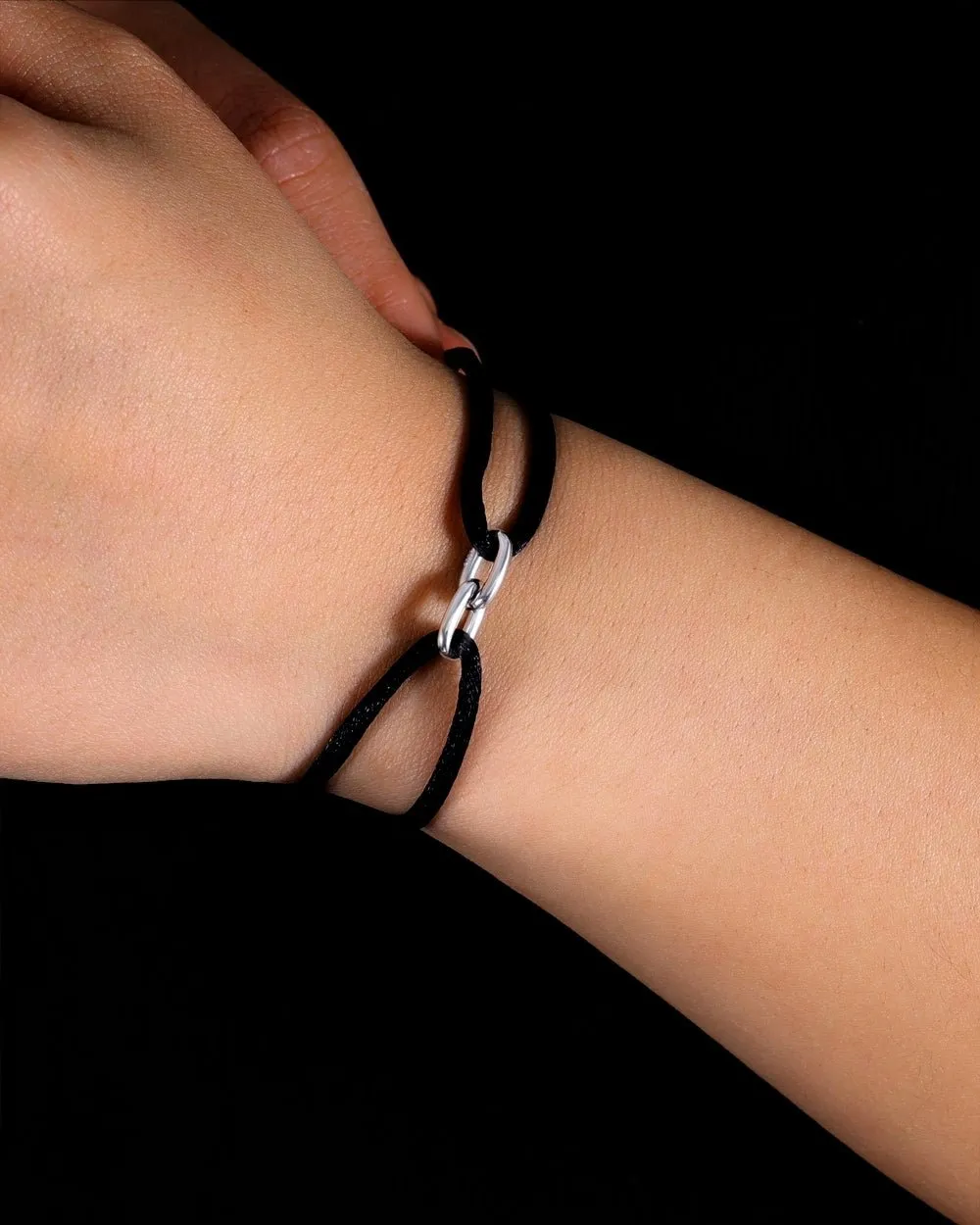 OVAL LINK CORD BRACELET.